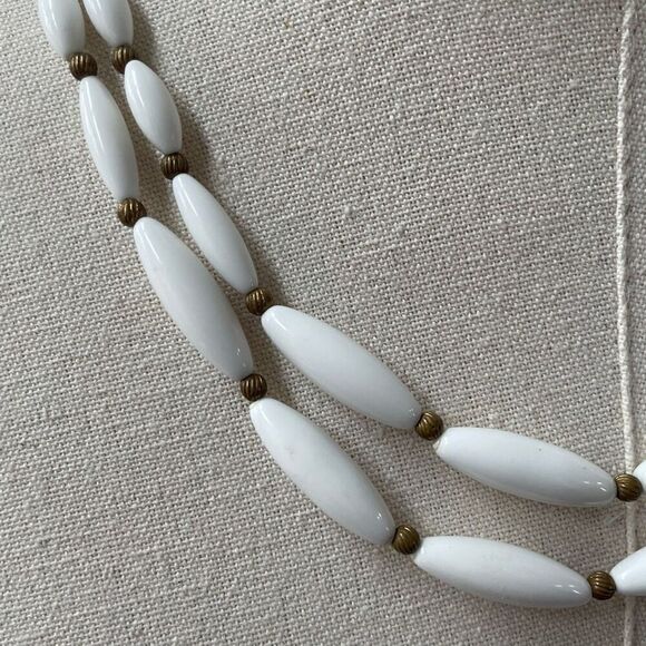 Vintage 50s 60s White Bead Gold Tone Double Strand Becklace - Picture 5 of 6